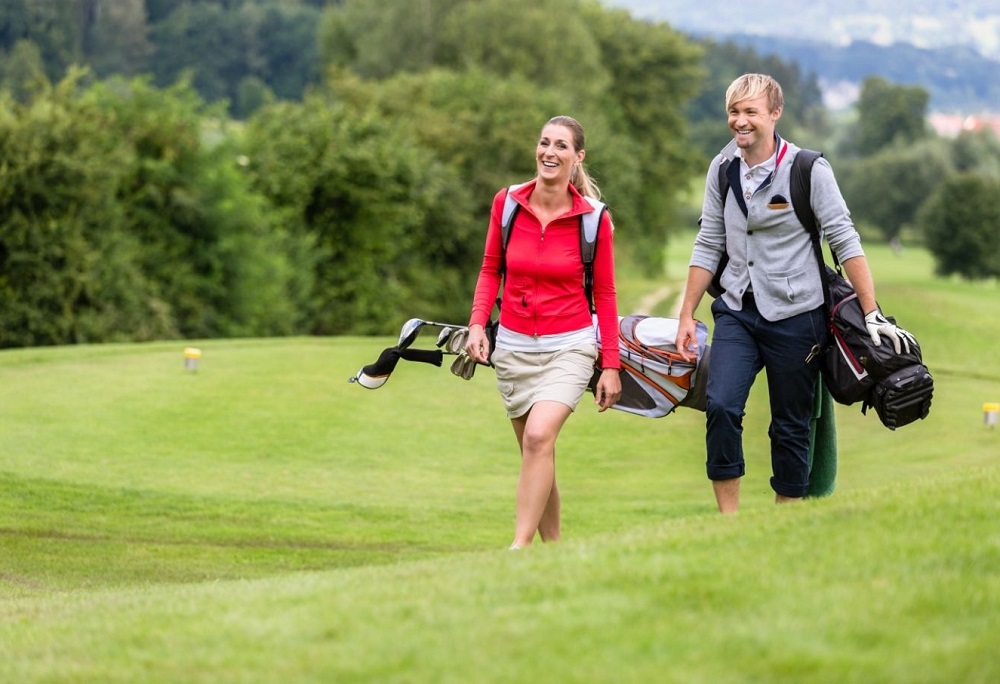 How to Carry a Golf Bag To Make Your Round Easier | Go&Golf
